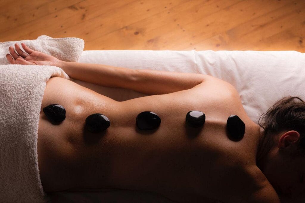 Massaggio hot stone con pietre laviche